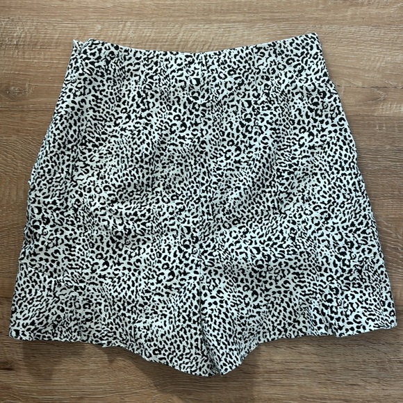 NWT Express Size 4 Black and white animal print skort - with zipper side - Picture 2 of 5